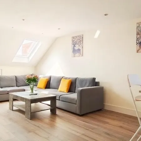 Top Floor Flat 5 Northwood